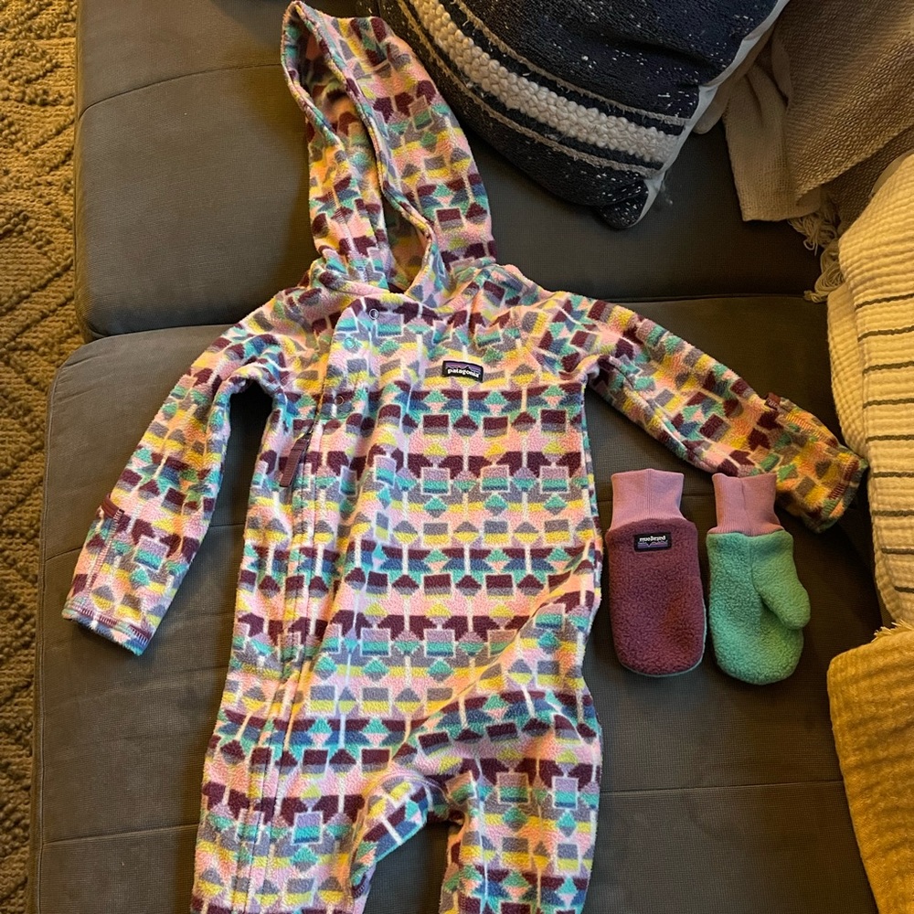 Patagonia girls fleece winter suit & mittens! Size 6-12 months